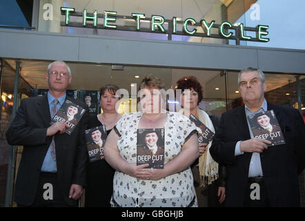Families of soldiers who died while serving in the British Army at Deepcut Army Barracks, (left to right) Geoff and Diane Gray, parents of Geoff Gray, Yvonne Collinson, mother of James Collinson, and Doreen and Desmond James, parents of Cheryl James, outside the Tricycle Theatre, Kilburn, London, which is to stage the play 'Deepcut' from 12th March 2009. Stock Photo