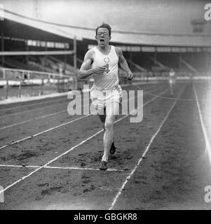 Athletics - Oxford University v Cambridge University Athletics Varsity Match - White City. Chris Brasher (Cambridge) winning the 3 miles race. Stock Photo