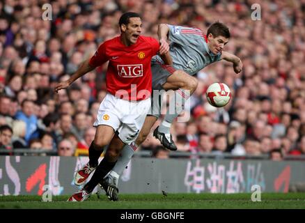 Soccer - Barclays Premier League - Manchester United v Liverpool - Old Trafford. Manchester United's Rio Ferdinand (left) and Liverpool's Steven Gerrard battle for the ball. Stock Photo