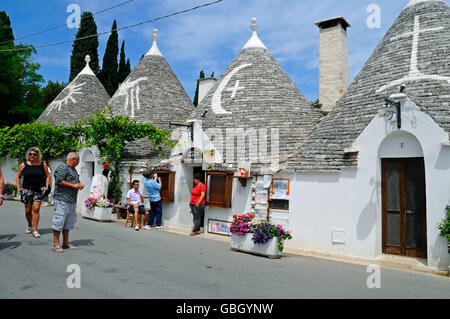 La Bottega dei Fischietti, souvenirs, shop, trullo houses, trullo, houses, traditional, round houses, UNESCO World Heritage, Unesco, Alberobello, Bari Province, Puglia, Italy Stock Photo