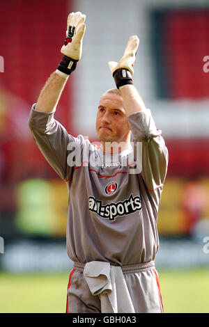 Charlton Athletic's goalkeeper Dean Kiely applauds the home support during a lap of honour at the end of the game Stock Photo