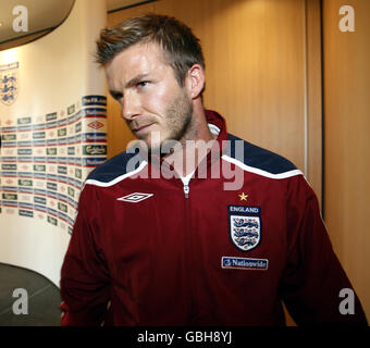 Soccer - England Press Conference - Grove Hotel. England's David Beckham makes his way into the Press Conference at the Grove Hotel, Hertfordshire. Stock Photo