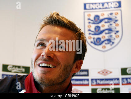 Soccer - England Press Conference - Grove Hotel. England's David Beckham smiles as he speaks to the media during a Press Conference at the Grove Hotel, Hertfordshire. Stock Photo