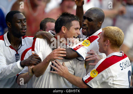 England's Frank Lampard celebrates scoring the opening goal of the game against France with Ledley King (l) + Sol Campbell and Paul Scholes Stock Photo