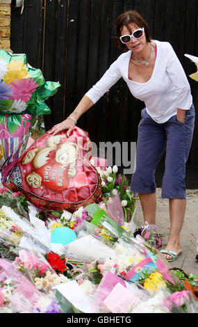 Jackiey Budden the mother of Jade Goody looks at tributes left outside her daughters home in Upshire, Essex, after her death was announced at the weekend. Stock Photo