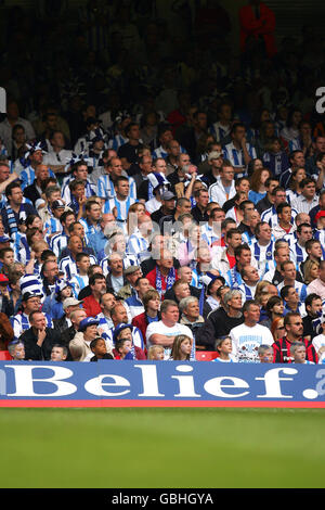 Soccer - Nationwide League Division Three - Play Off Final - Huddersfield Town v Mansfield Town. Huddersfield Town fans follow the action Stock Photo