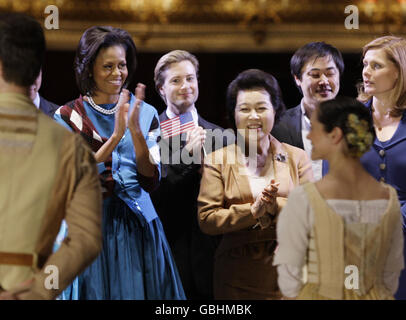 US first lady Michelle Obama applauds dancers after they performed Giselle on stage during a visit of G20 spouses to the Royal Opera House, Covent Garden, London. Stock Photo