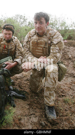 Cpl Nick Townsend from 5 Rifles during an operation to hunt out insurgents who fire rockets into the camp at Basra air base. PRESS ASSOCIATION Photo. Picture date: Monday March 30 2009. See PA story DEFENCE Iraq Soldier. PRESS ASSOCIATION Photo. Photo credit should read: Lewis Whyld/PA Wire Stock Photo