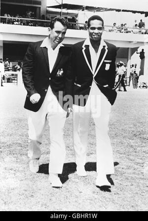 The two captains, Australia's Bob Simpson (l) and West Indies' Gary Sobers (r), walk out onto the pitch to toss the coin Stock Photo