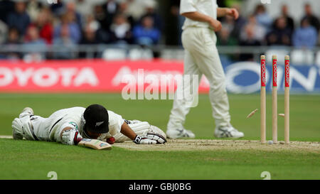 New Zealand batsman Stephen Fleming makes his ground and escapes getting run out Stock Photo