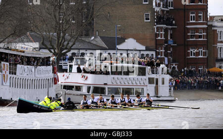 The Oxford crew prepare for the start of the 2009 Boat Race on the River Thames, London. Stock Photo