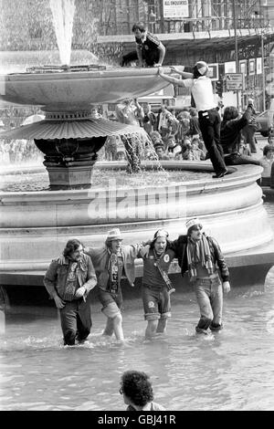 Liverpool soccer supporters take over a fountain basin in London's Trafalgar Square, before going on to Wembley Stadium. Stock Photo