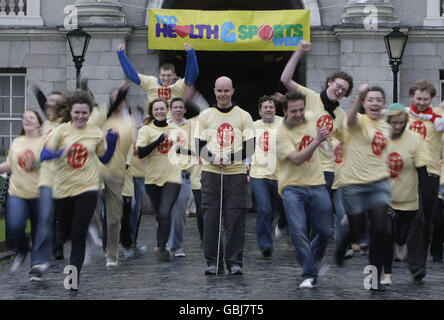 Former Trinity College student, sportsman and entrepreneur, Mark Pollock (centre) rallies TCD students to stop making excuses and make it happen, at the launch of Trinity College's fifth annual Health and Sports Week. Stock Photo