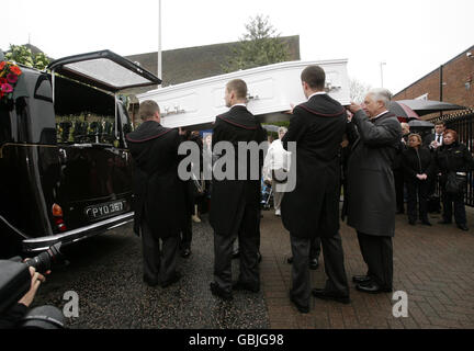 Jade Goody's coffin is placed in to a vintage Rolls-Royce at FA Albin &amp; Sons funeral directors in Bermondsey, ahead of the funeral procession through Bermondsey in south-east London, during its journey to St John the Baptist Church in Essex, where the funeral will take place. Stock Photo