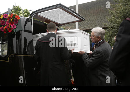 Jade Goody's coffin is placed in to a vintage Rolls-Royce at FA Albin & Sons funeral directors in Bermondsey ,south-east London ahead of the funeral procession through Bermondsey, to St John the Baptist Church in Essex, where the funeral will take place. Stock Photo