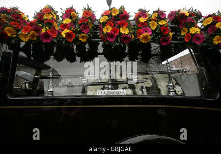 Flowers on the vintage Rolls-Rocye carrying Jade Goody's coffin, as the funeral procession begins it's journey through Bermondsey in south-east London to St John the Baptist Church in Essex, where the funeral will take place. Stock Photo