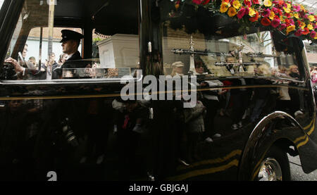 The vintage Rolls-Rocye carrying Jade Goody's coffin, as the funeral procession begins it's journey through Bermondsey in south-east London to St John the Baptist Church in Essex, where the funeral will take place. Stock Photo