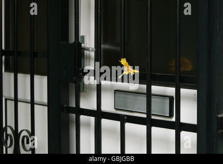 A single flower is placed at the door of Jade Goody's mother Jackiey Budden home on the Dickens Estate as the funeral procession makes its way through Bermondsey in south-east London, during its journey to St John the Baptist Church in Essex, where the funeral will take place. Stock Photo