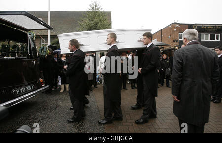 Jade Goody's coffin is carried into the church of St John the Baptist ...