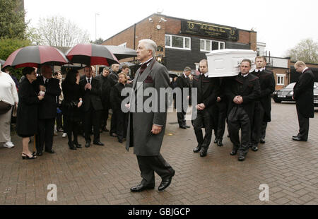 Funeral director Barry Albin-Dyer walks ahead of Jade Goody's coffin as it is carried from FA Albin & Sons funeral directors in Bermondsey, ahead of the funeral procession through Bermondsey in south-east London, to St John the Baptist Church in Essex, where the funeral will take place. Stock Photo