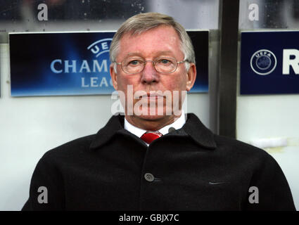 Soccer - UEFA Champions League - Quarter Final - Second Leg - FC Porto v Manchester United - Estadio do Dragao. Manchester United manager Sir Alex Ferguson sits on the bench Stock Photo