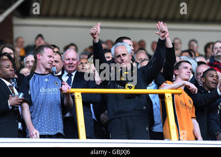 Wolverhampton Wanderers's Manager Mick McCarthy celebrates with crowd watched by and Chairman Steve Morgan during the Coca-Cola Championship match at Molineux Stadium, Wolverhampton. Stock Photo