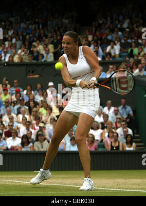 Tennis - Wimbledon 2004 - Women's Semi Final - Lindsay Davenport v Maria Sharapova. Lindsay Davenport in action during the semi final Stock Photo