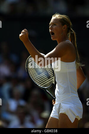 Tennis - Wimbledon 2004 - Women's Semi Final - Lindsay Davenport v Maria Sharapova Stock Photo