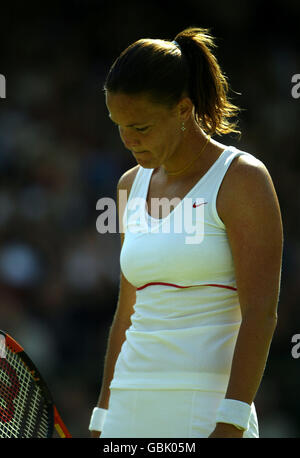 Tennis - Wimbledon 2004 - Women's Semi Final - Lindsay Davenport v Maria Sharapova. A dejected Lindsay Davenport after losing in the semi final Stock Photo