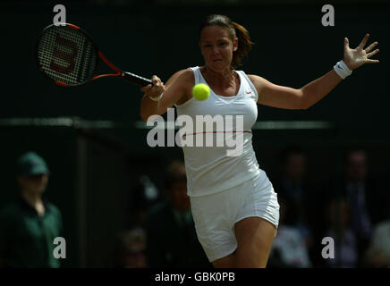 Tennis - Wimbledon 2004 - Women's Semi Final - Lindsay Davenport v Maria Sharapova Stock Photo
