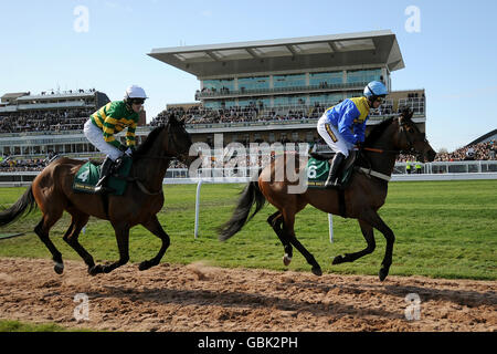 Horse Racing - The 2009 John Smith's Grand National Meeting - Day Three - Aintree Racecourse Stock Photo