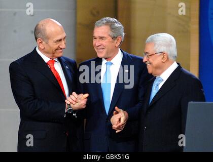 U.S. President George W. Bush shakes hands with Israeli Prime Minister Ehud Omert, left, and Palestinian Authority President Mahmoud Abbas following his address at the Annapolis Conference in the U.S Naval Academy Memorial Hall November 27, 2008 in Annapolis, Maryland. Stock Photo