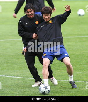 Soccer - Manchester United Training and Press Conference - Dragao Stadium. Manchester United's Carlos Tevez and Ji-Sung Park (right) during a training session at the Dragao Stadium, Porto, Portugal. Stock Photo