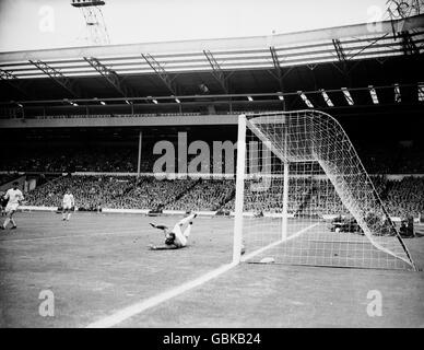 Sheffield Wednesday goalkeeper Ron Springett is beaten for Everton's second goal, which levelled the scores Stock Photo