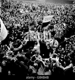 Oxford United captain Ron Atkinson (c) is carried off by euphoric fans after his team beat First Division Blackburn Rovers 3-1 Stock Photo