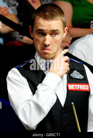 Stephen Hendry reacts in his match against Mark Williams during the Betfred.com World Snooker Championship at The Crucible Theatre, Sheffield. Stock Photo