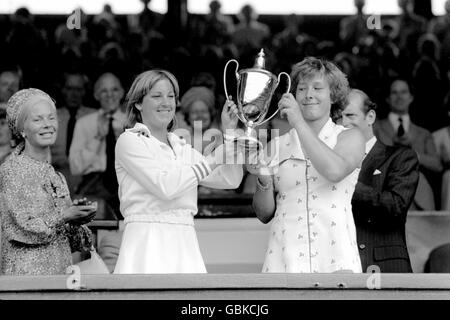 Chris Evert (l) and Martina Navratilova (r) hold the ladies' doubles trophy aloft after beating Billie Jean King and Betty Stove in the final Stock Photo