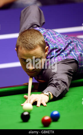 Scotland's Stephen Hendry in action against China's Ding JunHui during the Betfred.com World Snooker Championship at The Crucible Theatre, Sheffield. Stock Photo