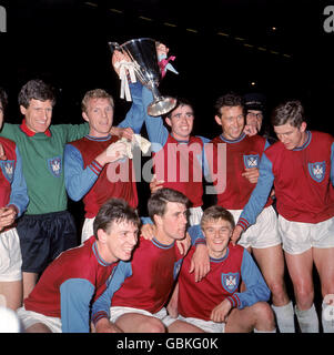 West Ham United celebrate with the Cup after their 2-0 victory: (back row, l-r) Jim Standen, Bobby Moore, Ronnie Boyce, Ken Brown, Jack Burkett; (front row, l-r) Martin Peters, Geoff Hurst, John Sissons Stock Photo