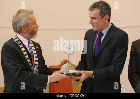 Oscar winning actor Daniel Day-Lewis receiving a special sculpture from the Cathaoirleach of Wicklow County Council Derek Mitchell (left) during the county of honour ceremony in Wicklow Campus, Rathnew. Co.Wicklow. Stock Photo