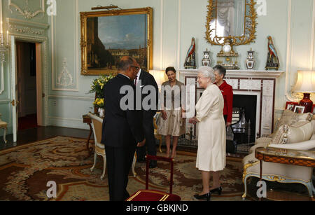 Queen Elizabeth II meets New Zealand Governor General Anand Satyanand Stock Photo