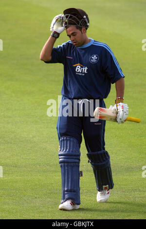 Cricket - Twenty20 Cup - Quarter Final - Surrey Lions v Worcestershire Royals. Surrey's Scott Newman leaves the field dejected Stock Photo