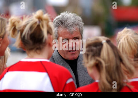 Soccer - Friendly - Doncaster Rovers v Manchester City. Manchester City's manager Kevin Keegan chats to young Doncaster Rovers fans Stock Photo