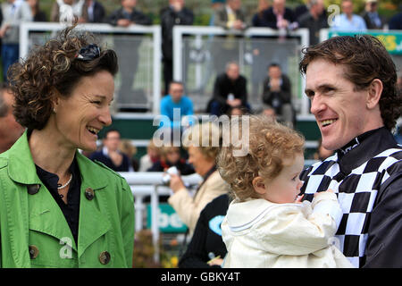 Horse Racing - bet365 Gold Cup Meeting - Day Two - Sandown Park Stock Photo