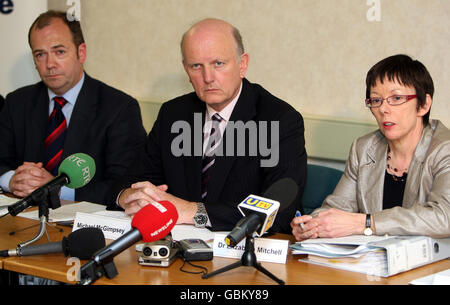 Health Minister Michael McGimpsey (centre), Dr Michael McBride (left) and Dr Elizabeth Mitchell speaking at a Press briefing at Castle building, Stormont. Four people in the Irish Republic tested for the deadly swine flu virus have been given the all-clear, health chiefs confirmed tonight. Stock Photo