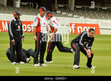 Cricket - England Practice Session - Lord's. England's Andrew Strauss and spin bowling coach Mushtaq Ahmed watch Kevin Pietersen during the practice session at Lord's, London. Stock Photo