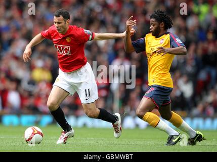 Soccer - Barclays Premier League - Manchester United v Arsenal - Old Trafford. Manchester United's Ryan Giggs (left) and Arsenal's Alexandre Song Billong (right) battle for the ball Stock Photo