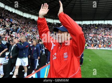 Soccer - Barclays Premier League - Stoke City v Wigan Athletic - Britannia Stadium. Stoke City's manager Tony Pulis leads the players on a lap of honour to thank the fans Stock Photo