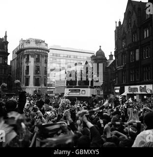 Manchester United players show off the European Cup to the thousands of fans who had packed the streets of Manchester to see the United team take an open-topped tour of Manchester with the trophy Stock Photo