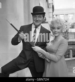 Patrick MacNee (l), who plays John Steed, and Linda Thorson (r), who plays Tara King Stock Photo